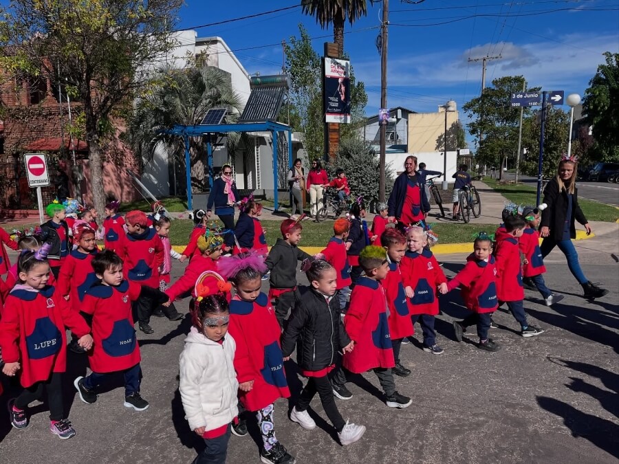 Niños festejando con alegría el Día de los Jardines de Infantes en Romang.