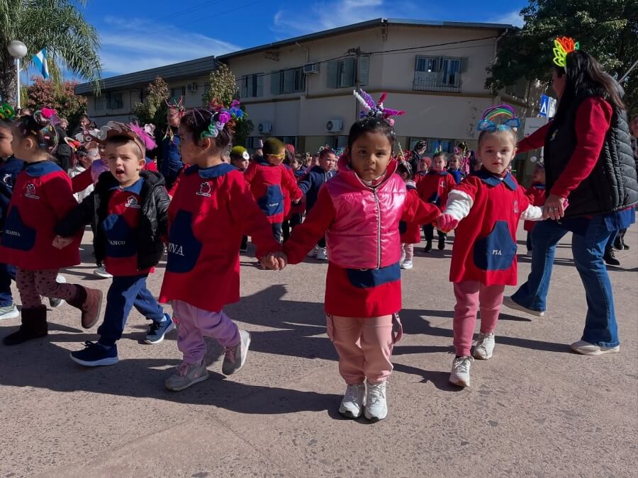 Niños festejando con alegría el Día de los Jardines de Infantes en Romang.