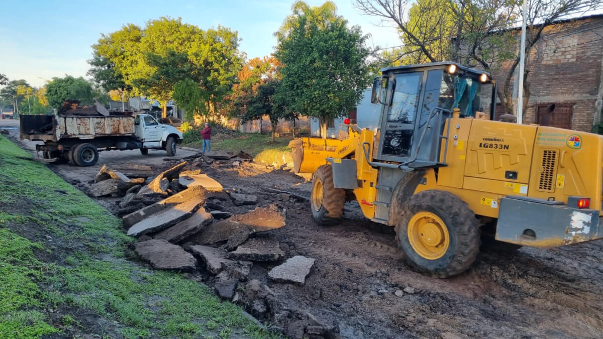Máquinas trabajando en la repavimentación del Bv. Obligado en Villa Ocampo.