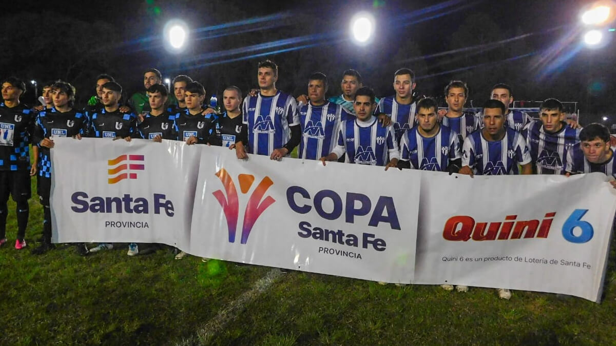 Planteles de Matienzo y UNL posan para la foto antes del partido de ida por la Copa Santa Fe 2025