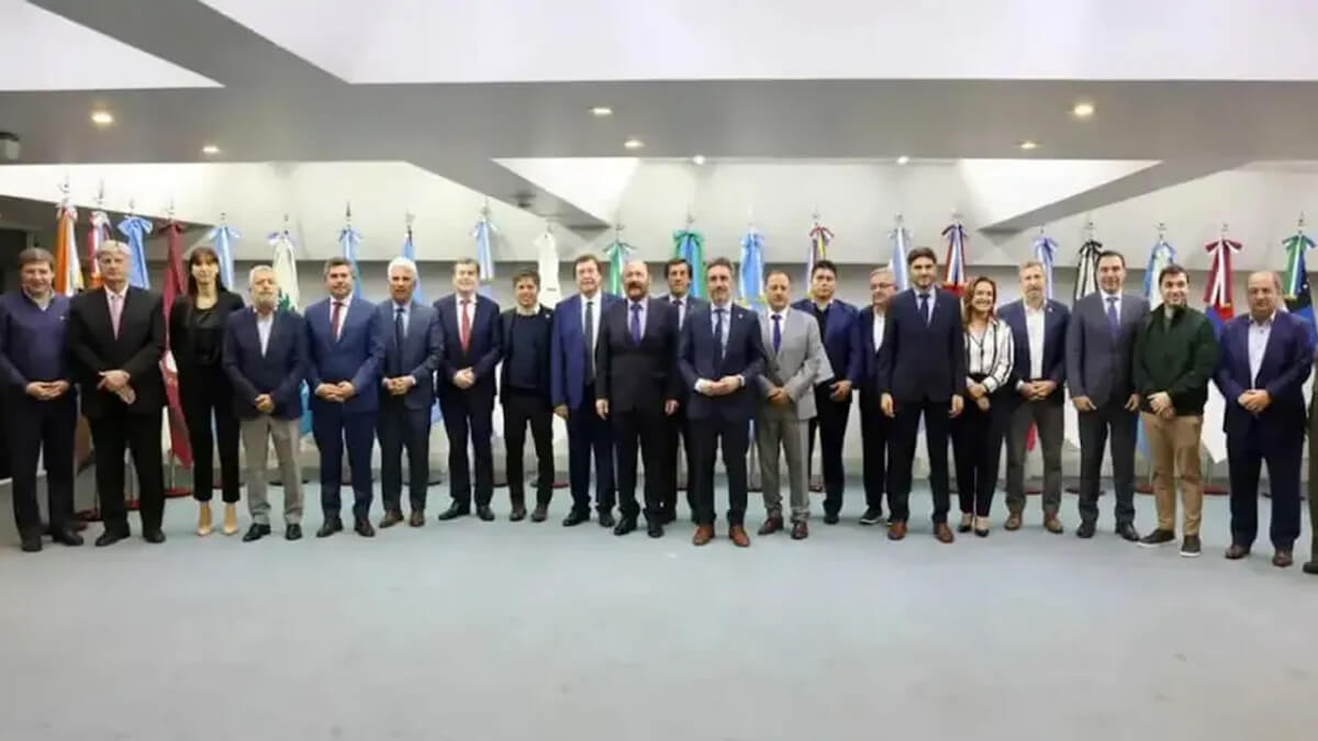Gobernadores de diversas provincias posando en foto institucional