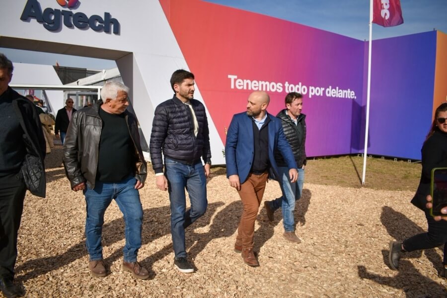El gobernador Pullaro junto al ministro Puccini recorriendo Agroactiva 2024