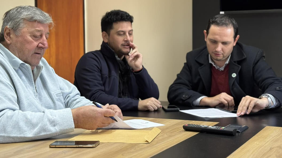 El intendente Marega firmando convenio con autoridades liguistas.