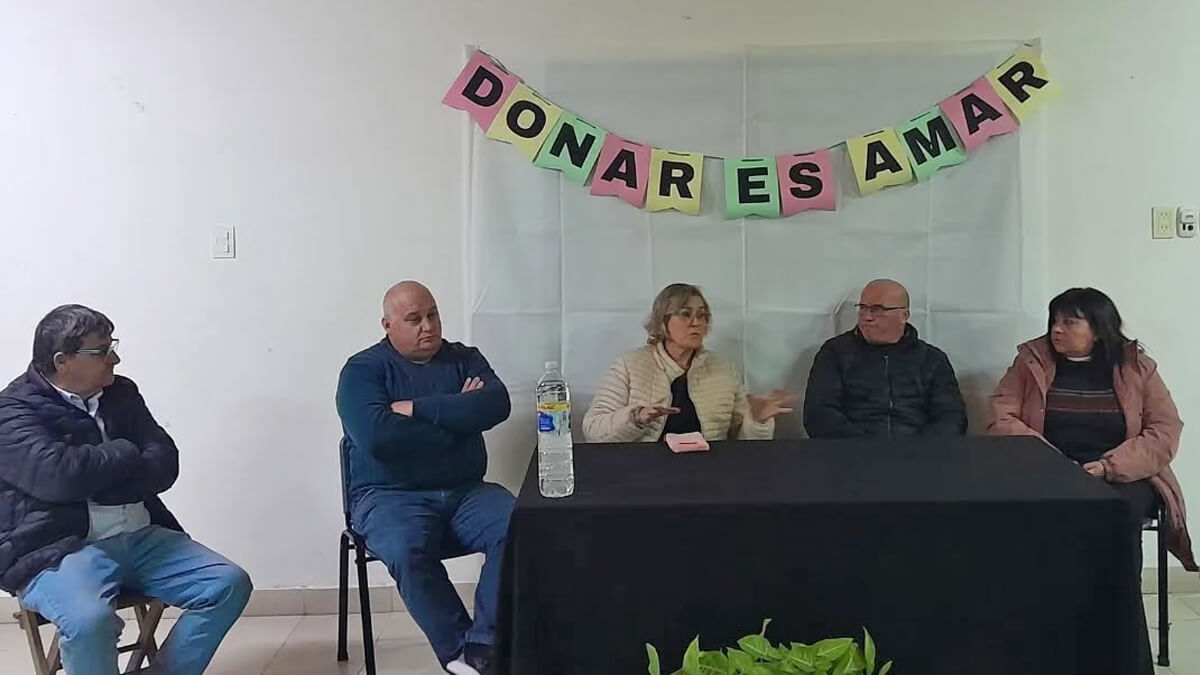 Disertantes compartiendo sus testimonios durante la charla por el Día Nacional de la Donación de Órganos