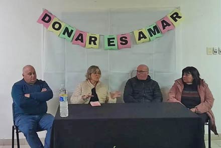 Disertantes compartiendo sus testimonios durante la charla por el Día Nacional de la Donación de Órganos