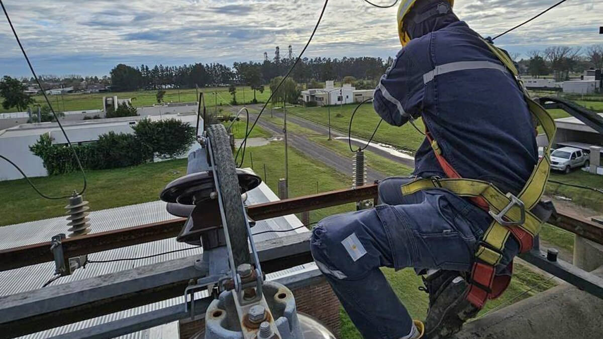 Empleado de la EPE trabajando en línea eléctrica