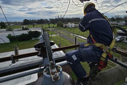Empleado de la EPE trabajando en línea eléctrica