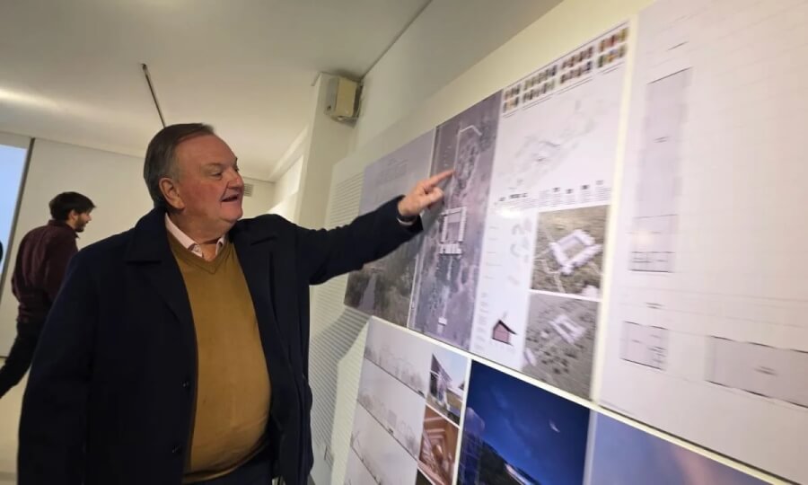El senador Felipe Michlig mostrando el proyecto ganador del concurso