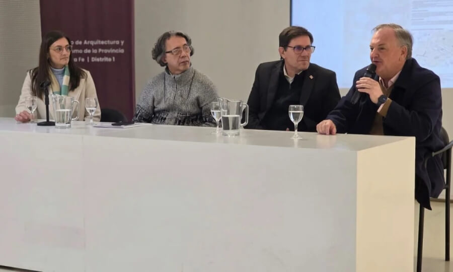 Autoridades presentando el proyecto ganador la Planta Campamentil Laguna La Verde