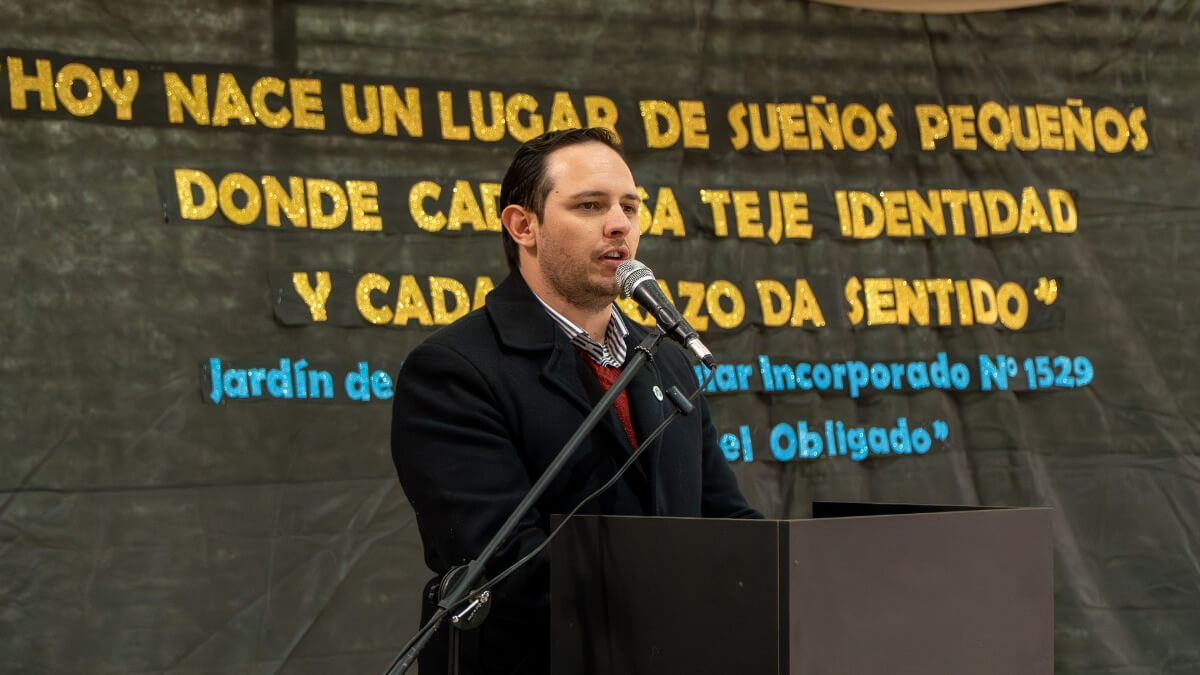 Cristian Marega dejando su mensaje durante el acto de independización del Jardín 1529