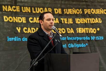 Cristian Marega dejando su mensaje durante el acto de independización del Jardín 1529