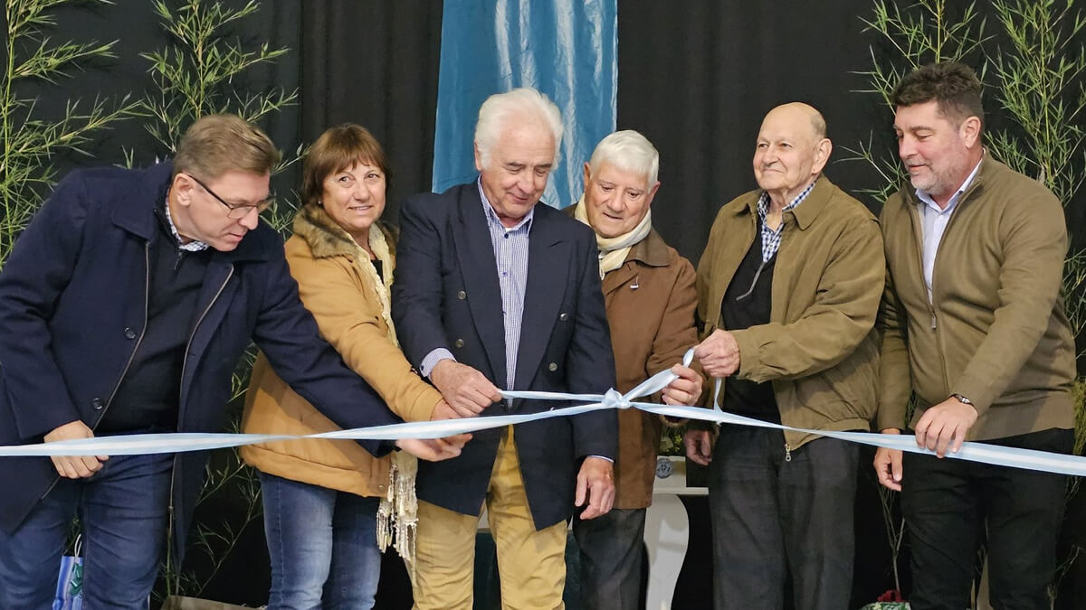 Corte de cintas en la inauguración del nuevo salón de eventos de la Sociedad Rural de Gobernador Crespo