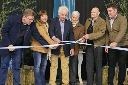 Corte de cintas en la inauguración del nuevo salón de eventos de la Sociedad Rural de Gobernador Crespo