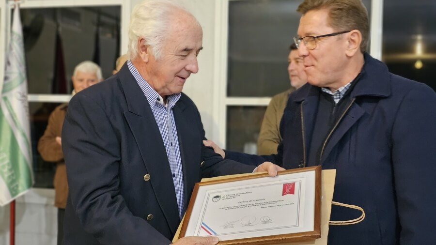 El senador Rodrigo Borla haciendo entrega de la Declaratoria de Interés por el aniversario de la Soiedad Rural