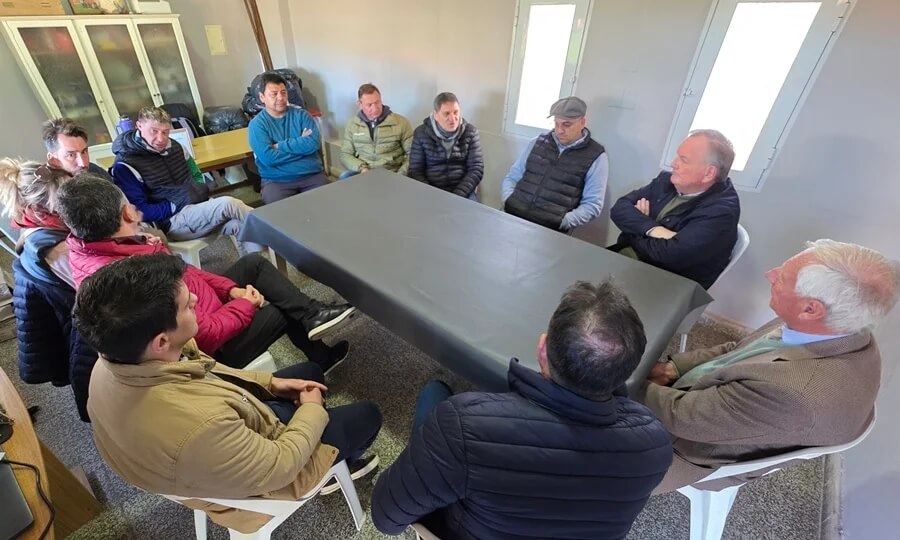 Reunión del senador Felipe Michlig con representantes de la institución Juniors de Suardi