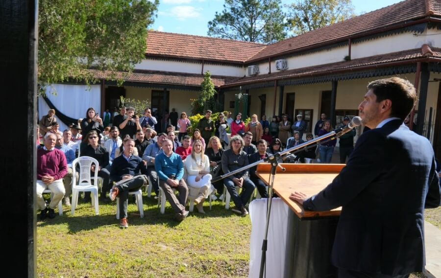 El gobernador Maximiliano Pullaro expresando sus palabras en el acto de habilitación de obras en el hospital de Villa Guillermina