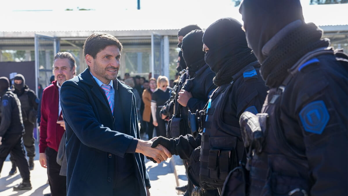 Pullaro saludando a policias en la habilitación de los nuevos pabellos de la penitenciaría de Santa Felicia