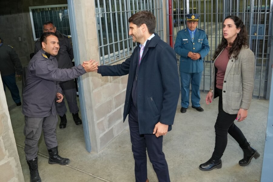 Pullaro recorriendo los nuevos pabellones de la cárcel de Santa Felicia