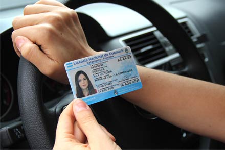 Conductor mostrando su Licencia Nacional de Conducir en Romang