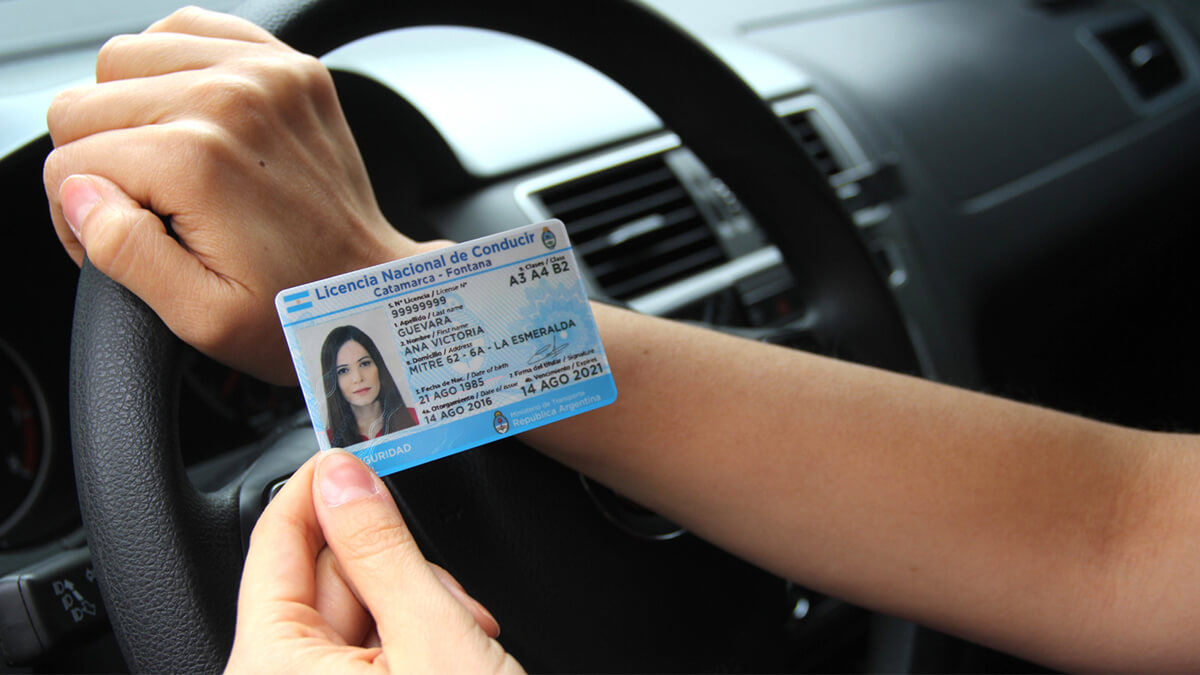 Conductor mostrando su Licencia Nacional de Conducir en Romang