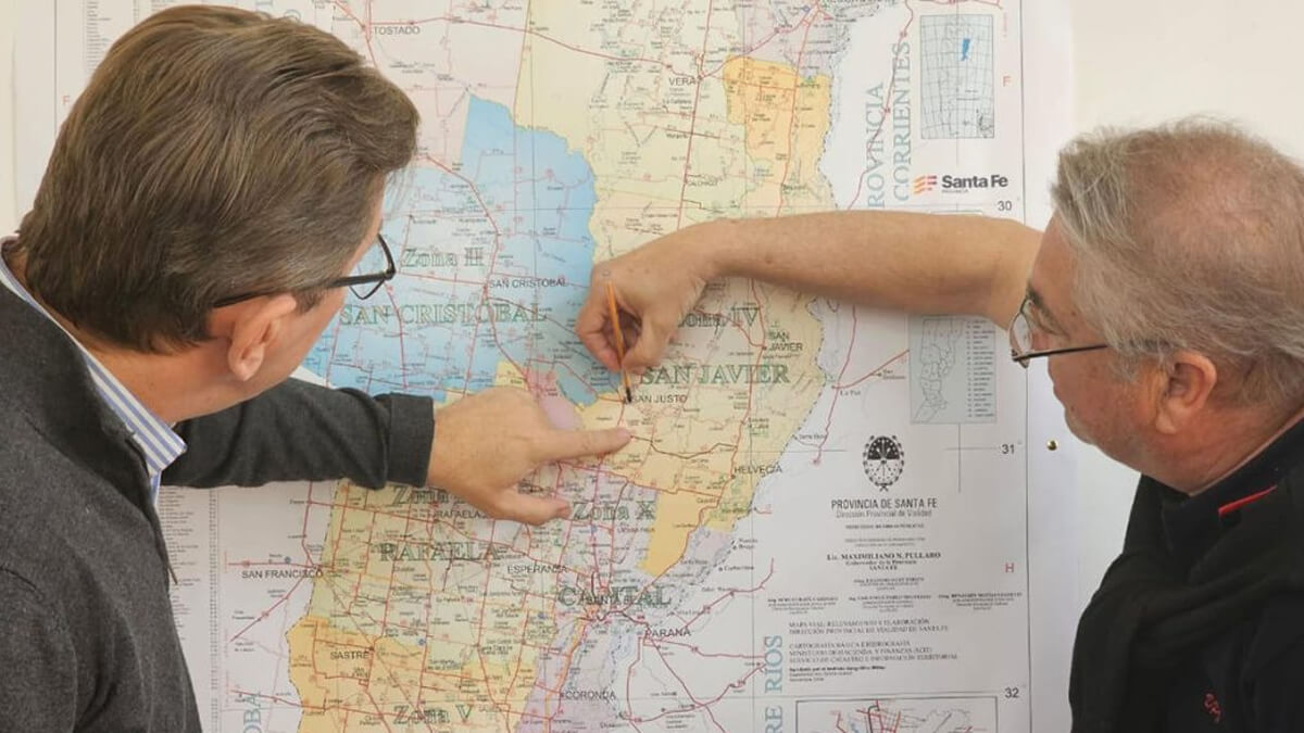 El senador Rodrigo Borla observa un mapa de la ruta entre San Justo y Saladero Cabal que será pavimentada.