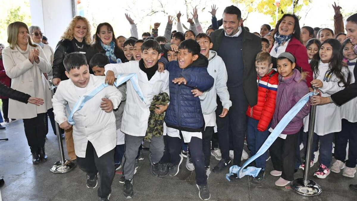Momento del corte de cintas que habilita el salón de la 12° Feria del Libro de Avellaneda, con autoridades y público presente.