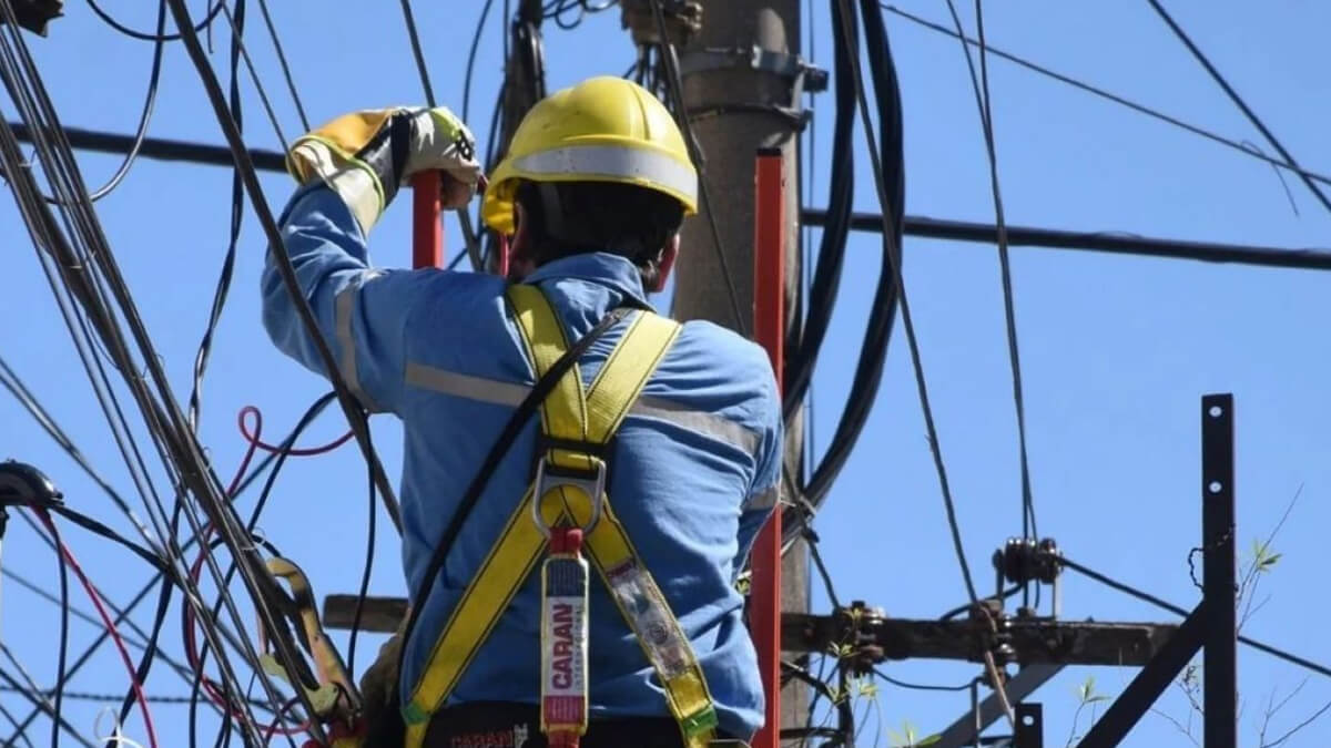 Operario de la EPE trabajando en la red eléctrica