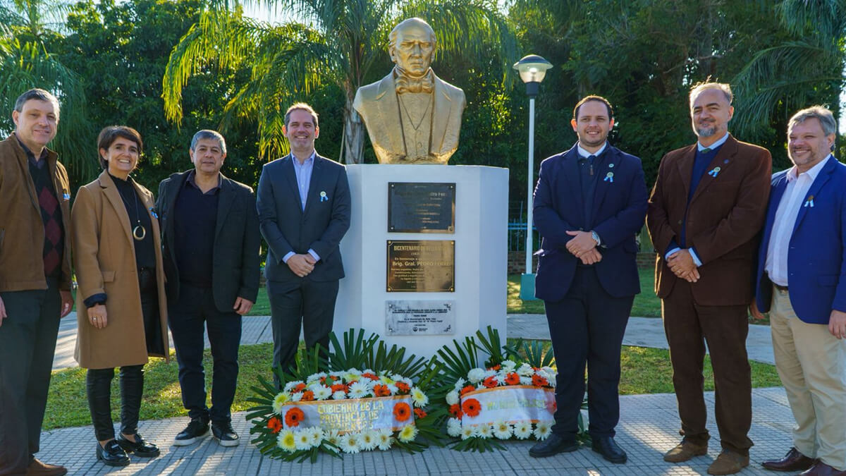 Intendente Cristian Marega deposita ofrenda floral junto al busto de Pedro Ferré durante acto del bicentenario en Bella Vista