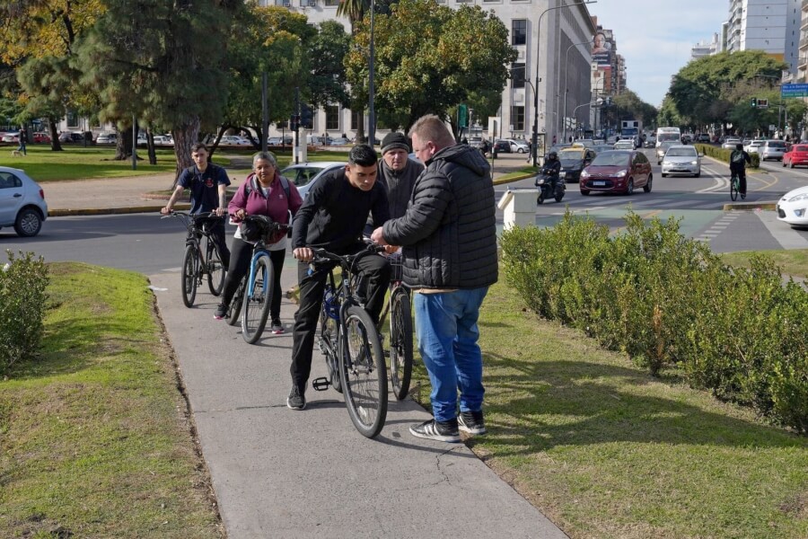 Ciclistas recibiendo recomendaciones para una circulación más segura en el marco de la campaña Hacete Ver