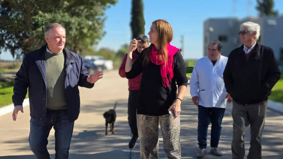 El senador Felipe Michlig junto a autoridades locales recorriendo la localidad
