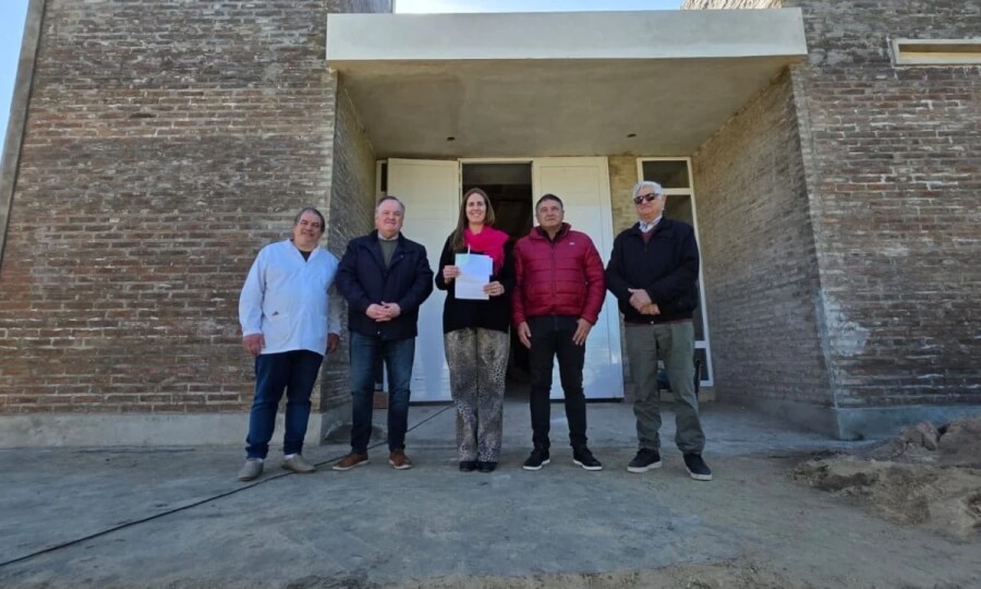 El senador Michlig haciendo entrega de aporte del Programa Provincial Brigadier para obras de la primera etapa del proyecto integral del nuevo Salón de Usos Múltiples