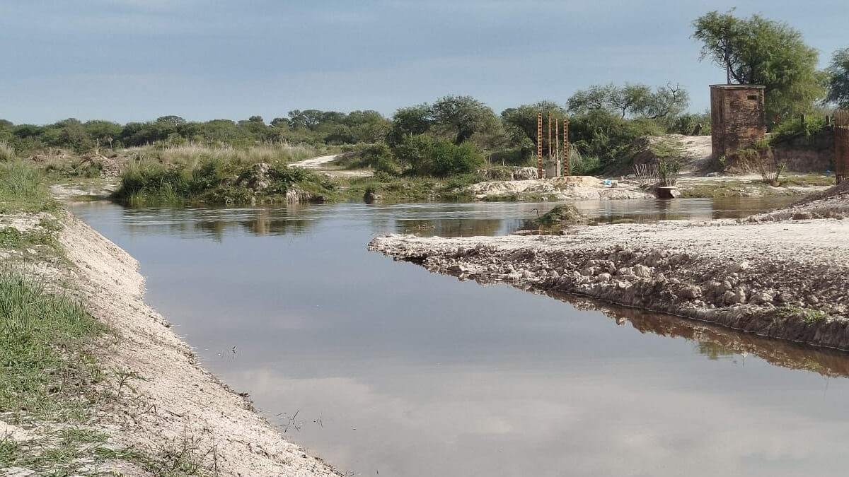 Crecida del arroyo El Rey en la zona de obras del puente La Sirena entre Moussy y La Sarita