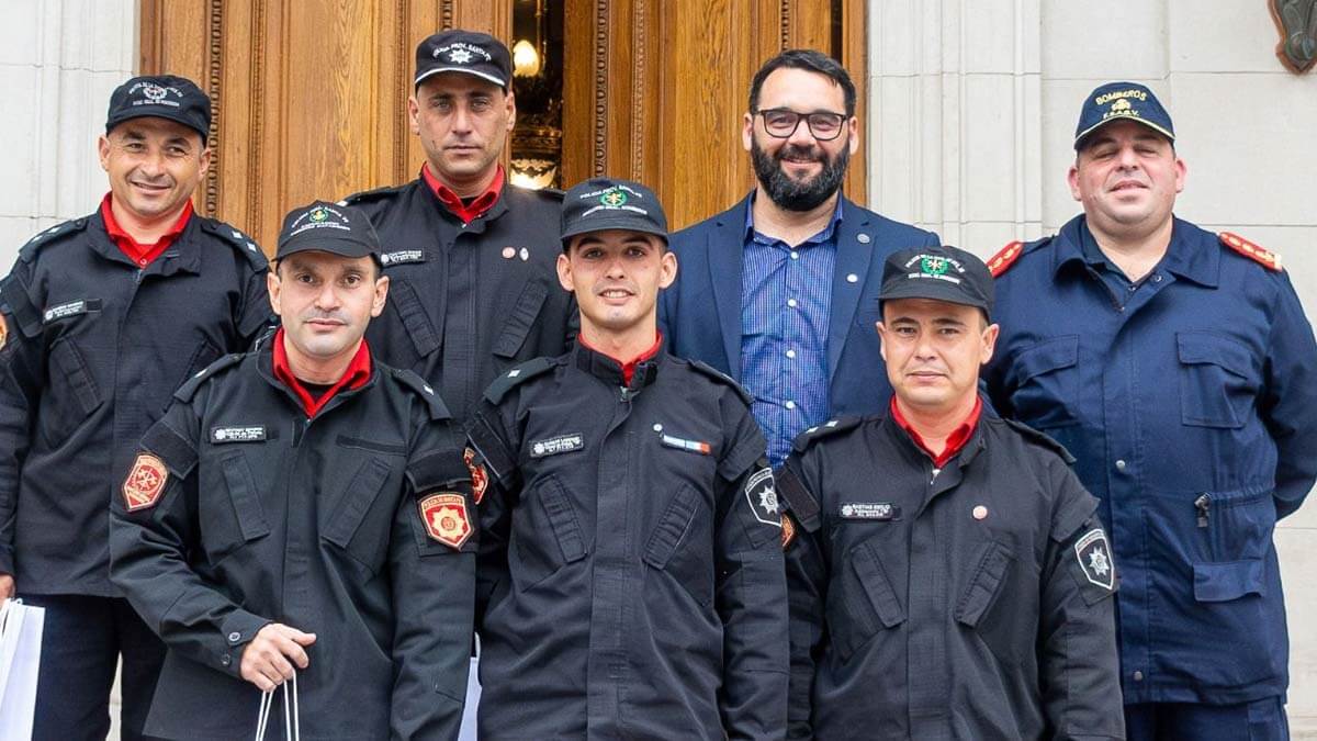 El diputado Chiqui Rojas juntos a Bomberos Zapadores de Vera