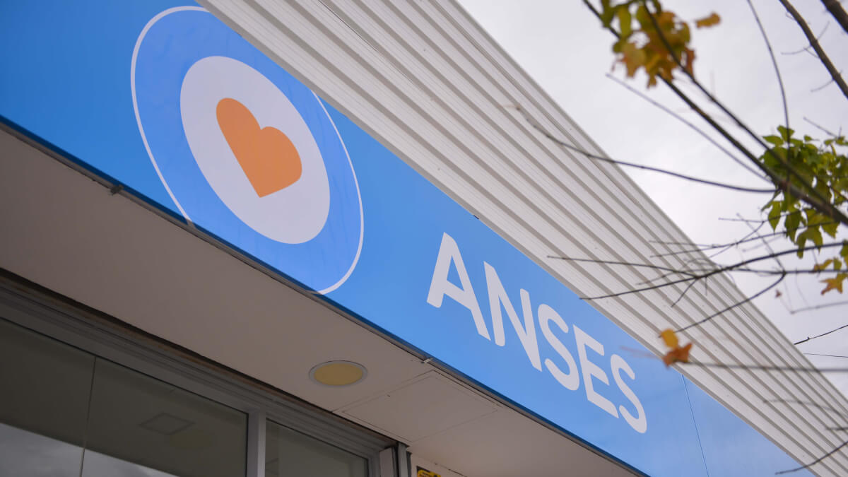 Frente de un local de ANSES con personas ingresando y saliendo, simbolizando la atención al público y la gestión de trámites.