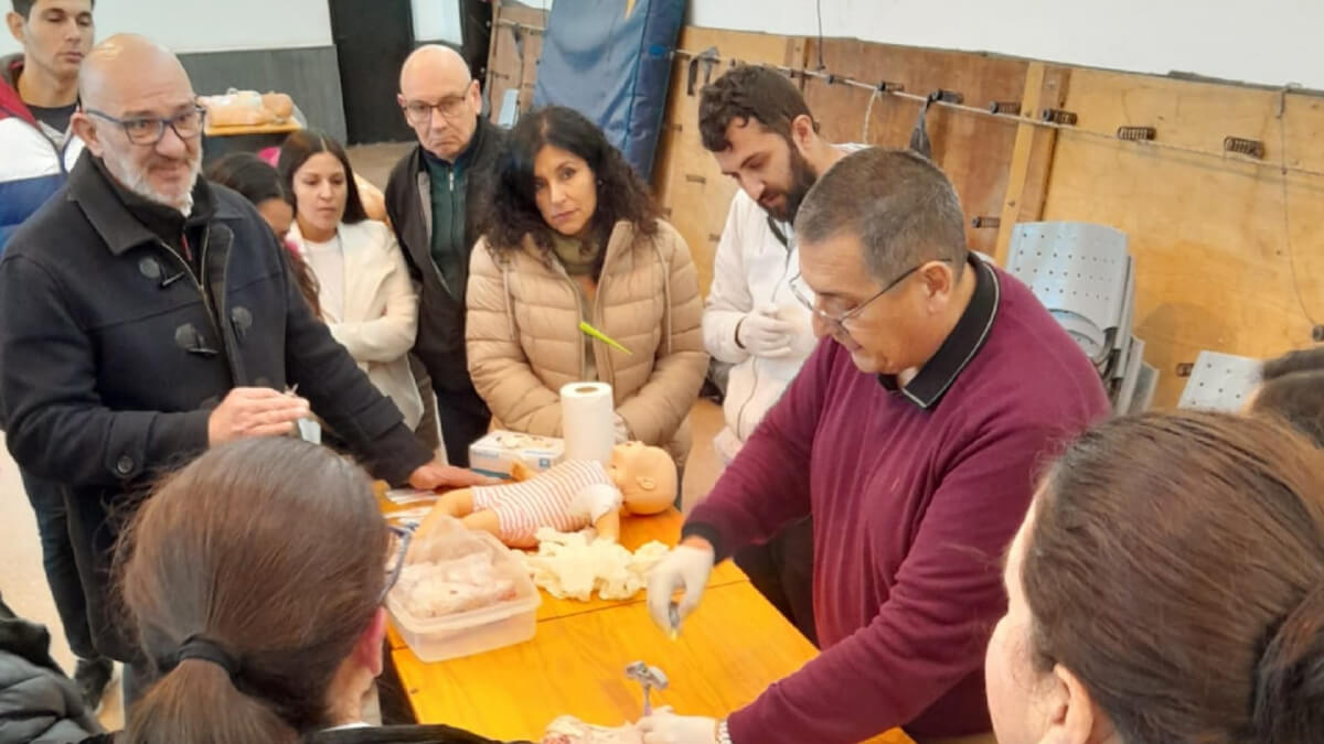 Personal de salud participando en una práctica de RCP pediátrica durante la jornada de capacitación en Villa Ocampo, Santa Fe.