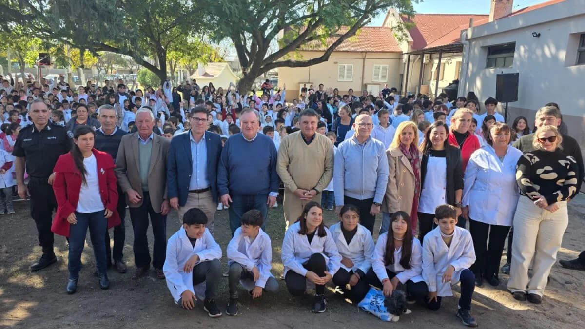 Felipe Michlig y José Goity junto a autoridades locales y la comunidad educativa de Suardi durante la inauguración de aulas.