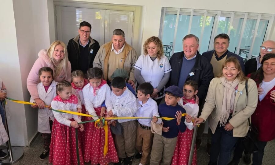 Inauguración de una de las nuevas aulas en una de las escuelas de la ciudad de Ceres