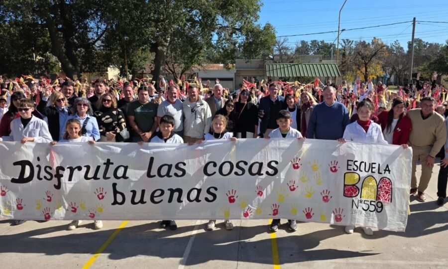 Felipe Michlig y José Goity junto a la comunidad educativa de la Escuela N°559 de Suardi donde se inauguró una de las nuevas aulas