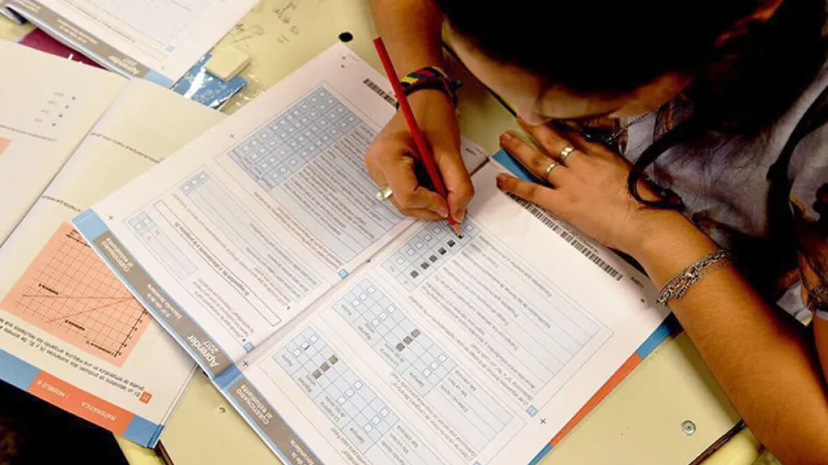 Estudiante de secundaria realizando la Prueba Aprender 2024 en aula escolar