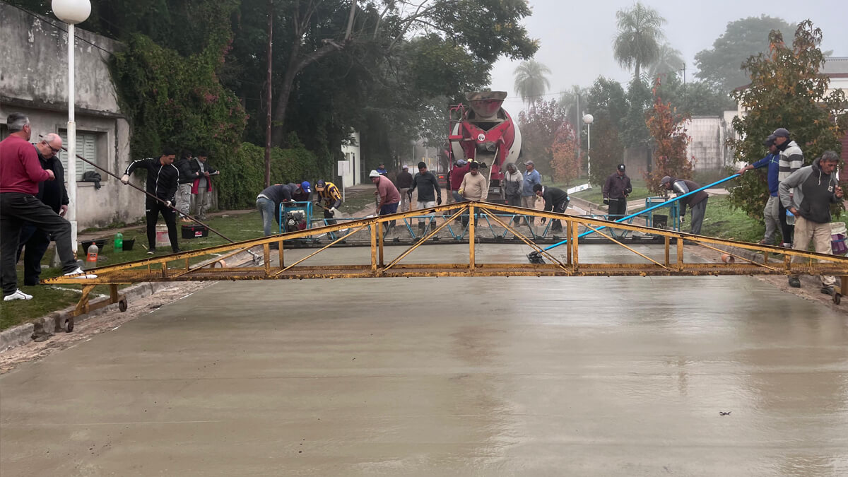 Trabajos de hormigoneado en la nueva cuadra pavimentada de calle 25 de Mayo en Romang