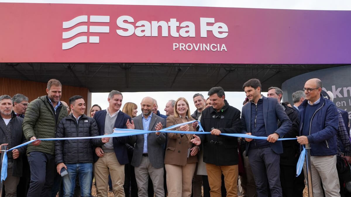 Corte de cintas en la inauguración del stand de Santa Fe en la AgroActiva 2025