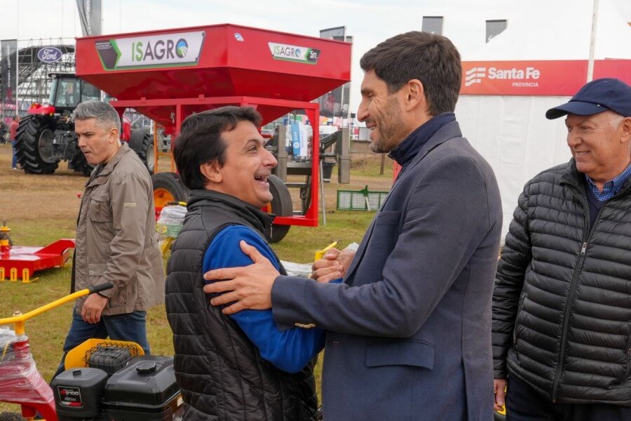 El gobernador Pullaro recorriendo AgroActiva 2025