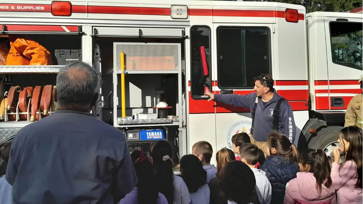 Bomberos voluntarios de Reconquista junto a alumnos durante su visita a escuelas de Nicanor E. Molinas