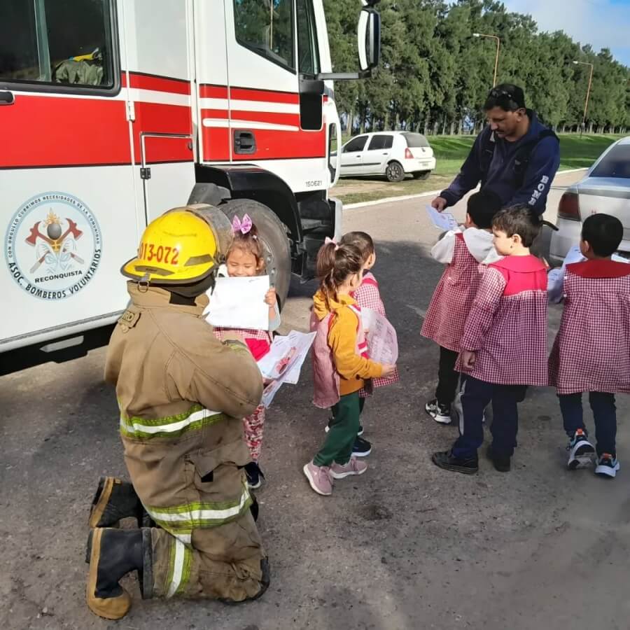 Bomberos voluntarios de Reconquista junto a alumnos durante su visita a escuelas de Nicanor E. Molinas