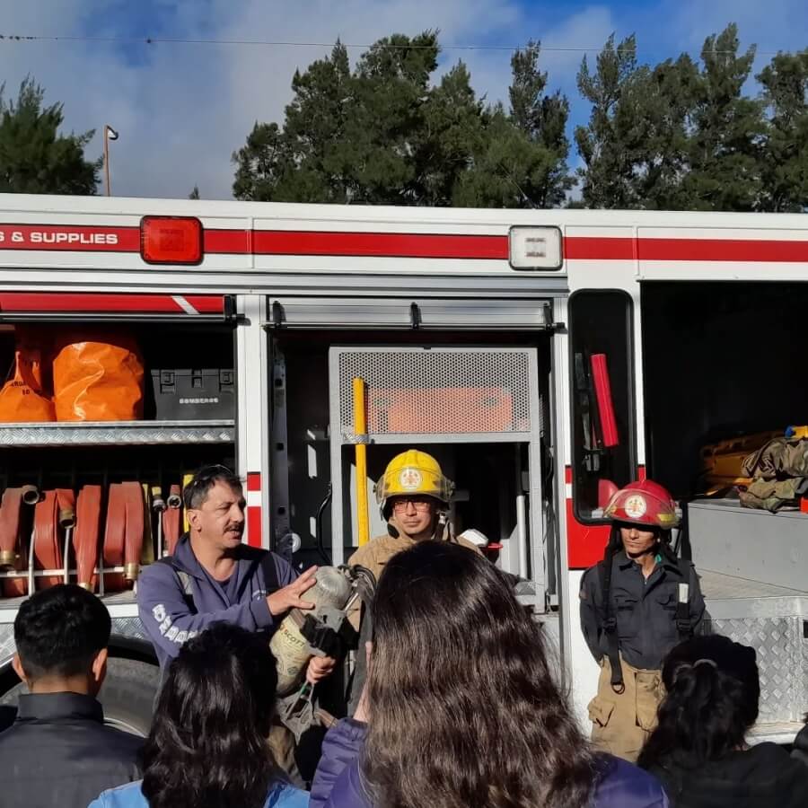 Bomberos voluntarios de Reconquista junto a alumnos durante su visita a escuelas de Nicanor E. Molinas