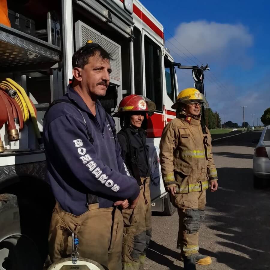 Bomberos voluntarios de Reconquista junto a alumnos durante su visita a escuelas de Nicanor E. Molinas