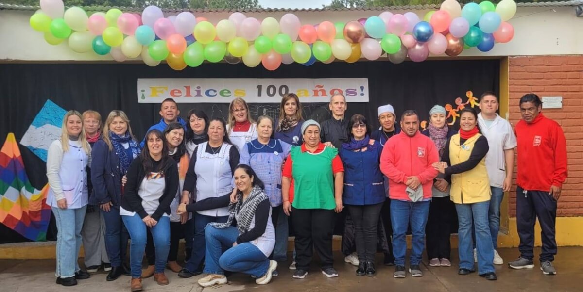 Equipo educativo de la Escuela Intercultural Bilingüe N.º 453 de Los Laureles posando en el acto de celebración por el centenario institucional.