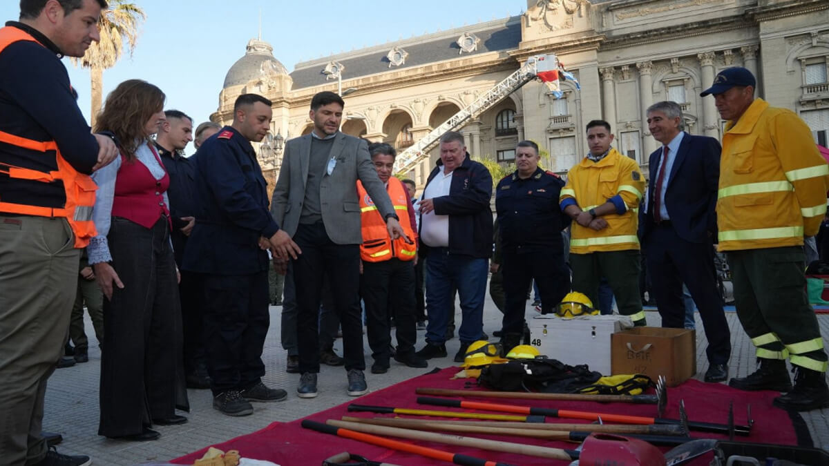 El gobernador Maximiliano Pullaro junto a bomberos voluntarios en un momento de la jornada bomberil en plaza 25 de mayo de Santa Fe.