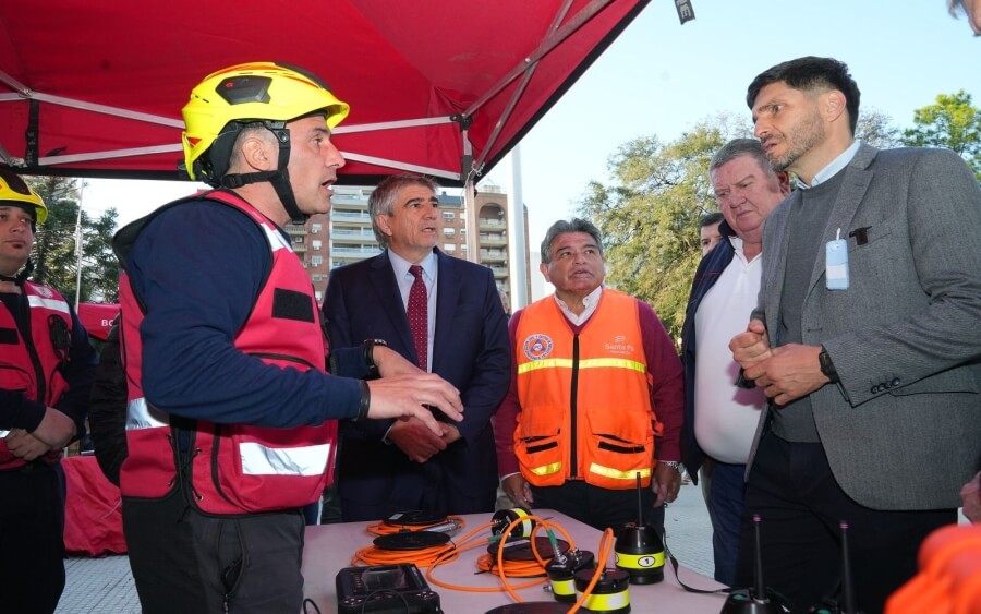 El gobernador Maximiliano Pullaro junto a bomberos voluntarios en un momento de la jornada bomberil en plaza 25 de mayo de Santa Fe.