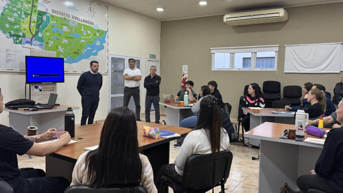El intendente Gonzalo Braidot dándole la bienvenida a los estudiantes que comenzaron la diplomatura en emprendurismo